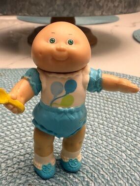 Vintage cabbage mini figure from 1984